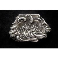 Серебряная шкатулка (таблетница) начала 20 века. Вес 33 г, размер 4.5х3х1.5 см.