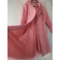 Новое приталенное розовое пальто с вышивкой и кружевами.