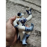 Фарфоровая статуэтка скоморох,есть пару мелких дефектов,с рубля