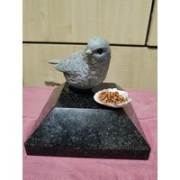 Статуэтка птица с кормом.