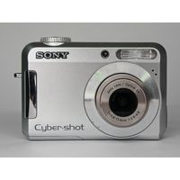 Фотоаппарат Sony Cyber-shot. Цифровой. Всё работает. В комплекте флешка. С рубля.