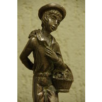 Статуэтка , пластик с металлизацией  31,5 см