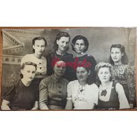 1945 Молодые школьные учительницы в военное время
