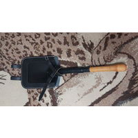 Сапёрная лопата с чехлом. Новая, Швейцария. Для реконструкторов и съёмках в кино. Можно просто использовать, укомплектовать авто или мото технику! Сторгуй за свою цену, предложи обмен!