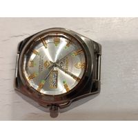 Часы на батарейке. Идут. Состояние оцениваете сами по фото.