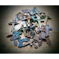 Лот нательных крестиков и образцов.