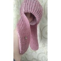 Очень классная шапка на 5-6 лет, зима. Нежно сиреневого цвета, 50% шерсти, внутри подкладка хб, очень удобная и теплая, отлично закрывает ушки. Реально на стандартные 5-6 лет. Если ребенок мелкий, то