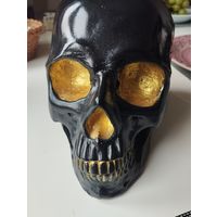 Череп . Высота 15 см.