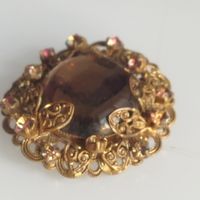 Старинная купольная брошь "Королевская" Филигрань. Позолота. Вставки  кристаллов ирисового стекла. 4 см.