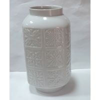 Ваза фарфоровая молочного цвета 70-е годы Германия. Высота 19.5 см.