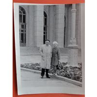 Фото. Минск. Возле филармонии. 1980-е. 9х11.5 см.