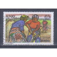 [2402] Замбия 2002. Культура и быт Африки.Женщины на строительстве дороги. НАДПЕЧАТКА. Гашеная марка. Кат.гаш.5 е.