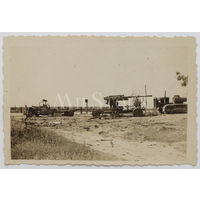 Сгоревший ЗИС-5 с прицепленной 85-мм зенитной пушкой и тягач С-60 Сталинец у Житомера.