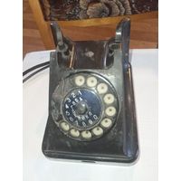 Телефонный аппарат  БАГТА-50, выпущенной в СССР в 1950-х годах.Корпус устройства изготовлен из массивного карболита черного цвета .