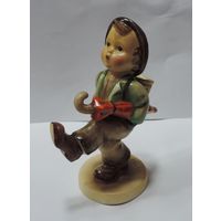 Статуэтка "Мальчик с корзиной и зонтом" Goebel Hummel. Германия. Высота 13 см.