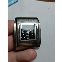 Часы кварцевые ,  GUCCII .