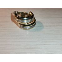 Серьги полукольца, золотистого цвета, с серебристой вставкой, есть неразборчивое клеймо, замки рабочие.