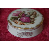 Шкатулка фарфоровая  ( диаметр 9 см , высота 3 см )  целая