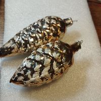 Елочные игрушки: шишки золотые, СССР