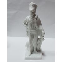 Статуэтка фарфоровая "Офицер - гусар" 60-70-е годы Германия. Высота 17.5 см. На кивере нет пера.