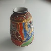 Ваза- миниатюра. Тонкий фарфор. Ручная роспись эмалью. Позолота. 7х5 см.Китай. Сер .20 в.