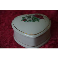 Шкатулка фарфоровая  ( 7 см х 8,5 см  , высота 4,5 см  )  целая