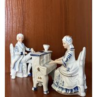 Фарфоровые статуэтки КАВАЛЕР И ДАМА, ИГРАЮЩАЯ НА КЛАВЕСИНЕ. Capodimonte.