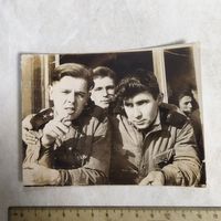 Фотография. История СССР в лицах. Солдаты военно-строительных частей СССР. 1950-60 гг. Эмблемы " кирка-лопата".