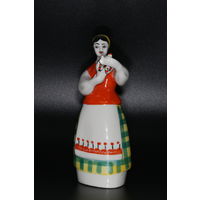 Фарфоровая статуэтка "Девушка с куманцом" ЗХК