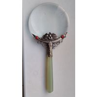 Лупа увеличительное стекло в красивом оформлении