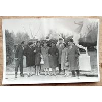 Фото у скульптуры в сквере стадиона "Динамо" Минск. 1950-60-е. 12х18 см.