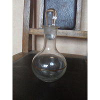 Графин с пробкой.