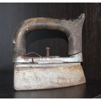 Металлический утюг с деревянной ручкой, из СССР.