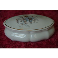 Шкатулка фарфоровая  ( 6 см х 10,5 см  , высота 4 см )  целая