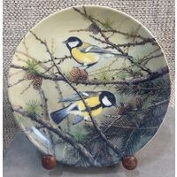 Декоративная настенная тарелка Tirschenreuth Обед на лиственнице. Из серии Самые красивые портреты птиц Карла-Ганса Бёзе. Германия 1995 год. 19.5 см