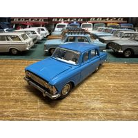 Москвич 408 синий,  решетка с четырьмя круглыми фарами. Пятничный вечер в синих, голубых и серых тонах.