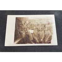 Фотооткрытка 1 Мировая война / Офицер  и солдаты на позициях с газетой Berliner Illustrierte Zeitung / 31 августа 1917 года