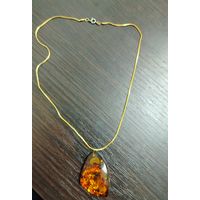 Колье на винтажной цепочке  с кулоном из янтаря .