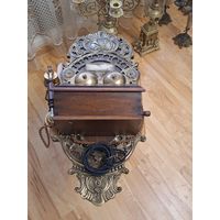 Старинный настенный телефон