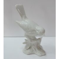 Статуэтка фарфоровая "Птица" 70-е годы Европа. Высота 13.5 см. Снизу на платформе заводские трещины.