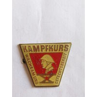 Знак. Значок. "KAMPFKURS". "Боевой курс". "Бдителен и готов к бою". Южная группа войск. Армия стран Варшавского договора. ГДР. Германия. Ретро СССР. м