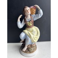Статуэтка фаянс девушка с корзинкой винограда