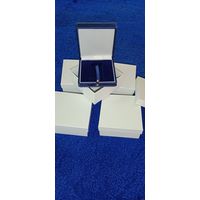 Торги . Футляры  в коробках   3 (три)  штуки одним лотом .    РАЗМЕР ФУТЛЯРА 8 см на 8 см .   Для монет , для украшений , слитков из Золота , Серебра , Платины