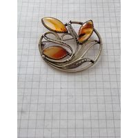 Брошь винтажная с рубля. Красивая с камнем.