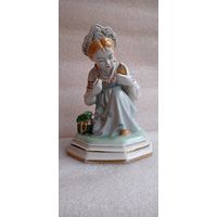 КОЛЛЕКЦИОННАЯ ФАРФОРОВАЯ СТАТУЭТКА АЛЁНУШКА МАЛАХИТОВАЯ ШКАТУЛКА МИНСК ФФЗ ОРИГИНАЛ  .  Распродажа Коллекции !!! . Экспресс  Аукцион с рубля без МПЦ   .Много лотов в продаже .