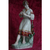 Статуэтка фарфоровая " Гадание на ромашке "  ЗХК Полонне   ( ЦЕЛАЯ )