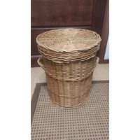 Плетеный короб с крышкой, добротный, большой. Высота 46 см, диаметр 38 см.  Сам короб целый, добротный, немного расплелся на ручки и на крышке. В общем очень хороший короб.