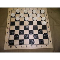 Шашки в деревянном футляре.С рубля.