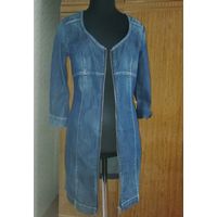 Хорошее джинсовое платье на молнии, приталенного силуэта, с красивым вырезом, размер44-46.