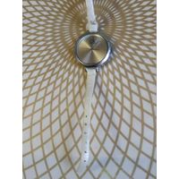 Часы наручные с ремешком. ТИКАЮТ. Состояние на скане. В коллекцию,ремонт,на запчасти.